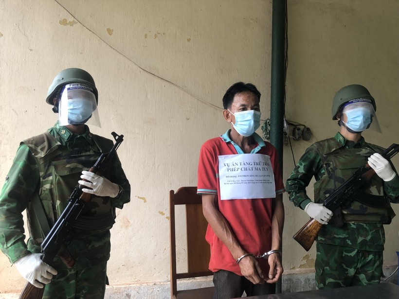 Tài xế người Lào cất giấu ma túy tổng hợp trên ca-bin xe để sử dụng bị lực lượng chức năng phát hiện và bắt giữ.