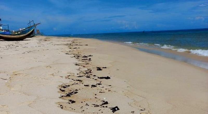 Dầu loang vón cục xuất hiện trước đó dọc bờ biển xã Hải Ninh, huyện Quảng Ninh, tỉnh Quảng Bình vào ngày 31/8.