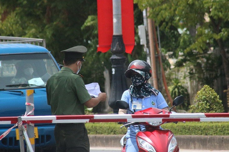 Lực lượng chức năng Quảng Bình kiểm tra những trường hợp người dân ra đường khi đang thực hiện giãn cách xã hội.