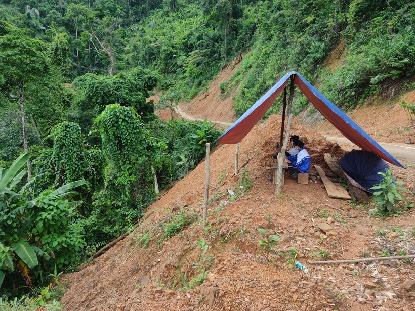 Hai nữ sinh Vân Kiều dựng lều bên vách núi "hứng sóng" để học trực tuyến.