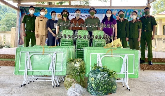 Đoàn công tác Công an tỉnh Quảng Bình, đã trao tặng 15 bộ bàn ghế học sinh và nhiều giống hoa trồng, tại khuôn viên điểm trường Chăm Pu.