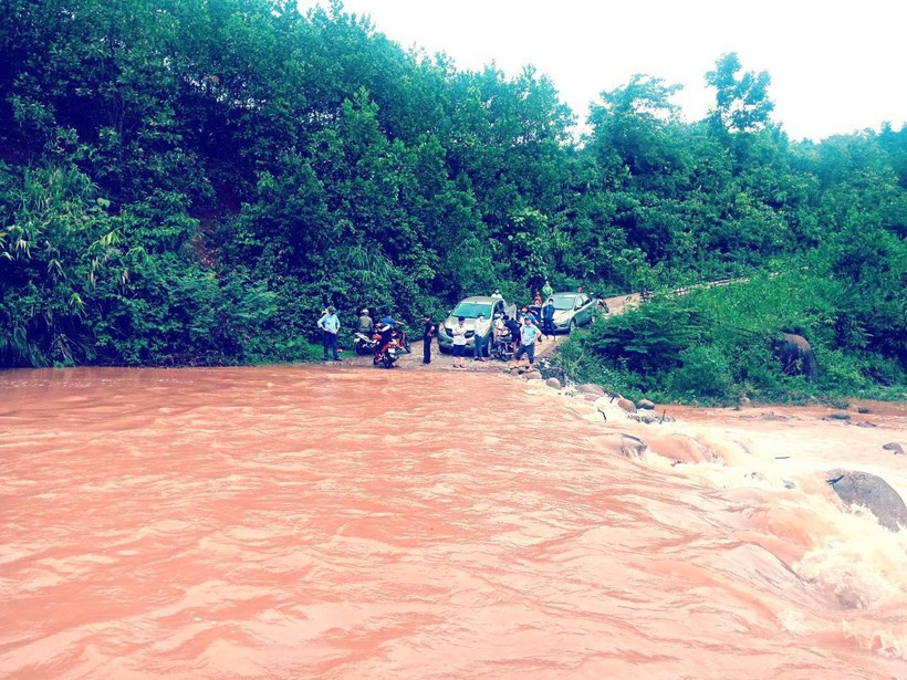 Mưa lớn khiến ngầm Cu Pi ngập sâu, chia cắt 6 bản ở xã Trọng Hóa (huyện Tuyên Hóa, tỉnh Quảng Bình).