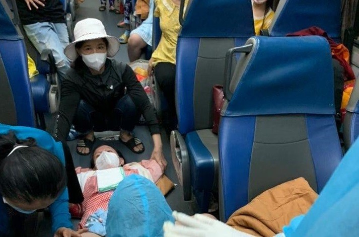 Người phụ nữ sinh con an toàn trên chuyến tàu về quê.