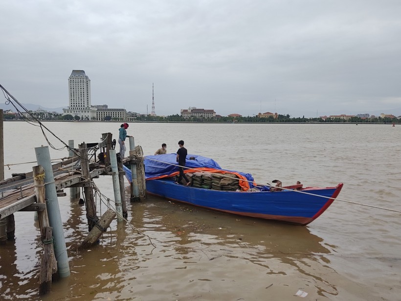 Ngư dân Quảng Bình chủ động đưa tàu, thuyền và ngư cụ vào khu vực neo đậu an toàn để tránh bão Compasu (Ảnh: H. T).