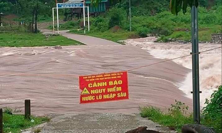 Mưa lớn, nước tại các sông suối địa bàn huyện miền núi Minh Hóa dâng cao, gây ngập nhiều tuyến đường, chia cắt một số thôn, xóm, bản làng.