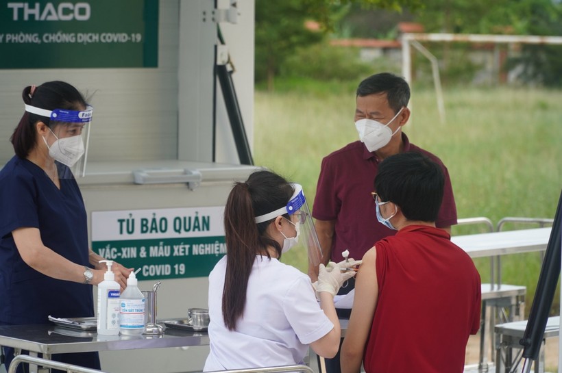 Tại buổi tiêm chủng, công tác phòng, chống dịch được thực hiện nghiêm túc (Ảnh: Nguyễn Hoàng).