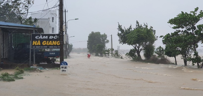 Mưa lớn gây ngập lụt nhiều tuyến đường tại huyện Lệ Thủy.