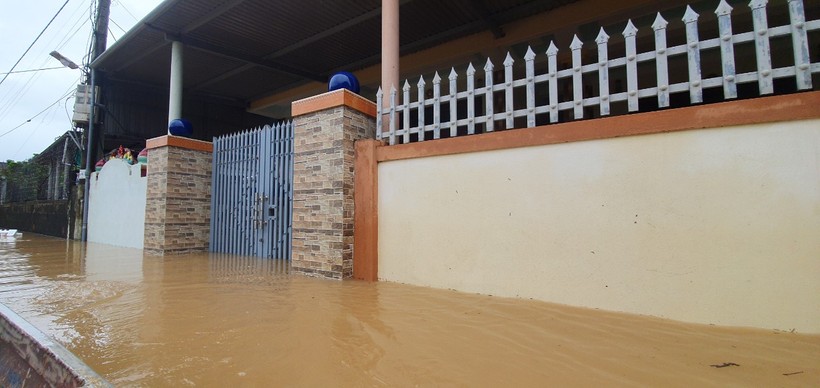 Nhiều nhà dân tại xã Tân Ninh (Quảng Ninh) bị ngập sâu trong nước.