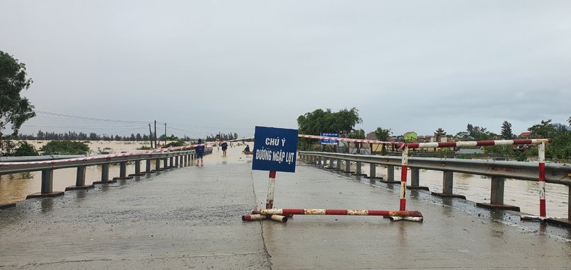 Chính quyền địa phương đã lập rào chắn, biển cảnh báo để đảm bảo an toàn khi tuyến đường bị ngập sâu, chia cắt.