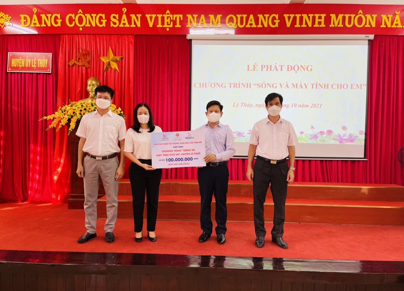 Huyện Lệ Thủy tiếp nhận ủng hộ 100 triệu đồng từ Hệ thống Giáo dục Chu Văn An.