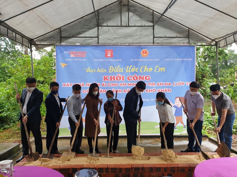 Lãnh đạo tỉnh Quảng Bình cùng các nhà hảo tâm khởi công xây dựng nhà nhân ái.