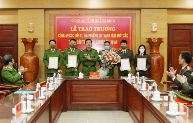 Lãnh đạo Công an tỉnh Quảng Bình trao các quyết định khen thưởng và tặng hoa chúc mừng Ban chuyên án.