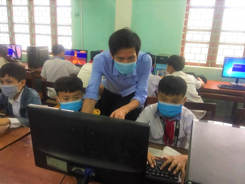 Thầy Nguyễn Trường Giang luôn nỗ lực giảng dạy và ân cần hướng dẫn, hỗ trợ học trò. Ảnh: NVCC