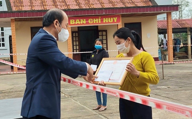 Với nỗ lực dạy học trong khu cách ly, cô giáo Phan Thị Thảo Quyên được chủ tịch UBND huyện Tuyên Hóa tặng giấy khen: Ảnh: V. T