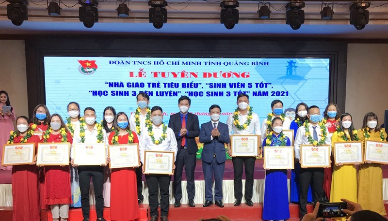 Ông Cao Văn Định - Trưởng ban Tuyên giáo Tỉnh ủy và đại diện Ban Thường vụ Tỉnh đoàn tuyên dương, khen thưởng các nhà giáo trẻ.