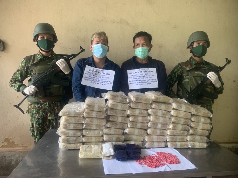 Hai đối tượng người Lào cùng 304 nghìn viên ma túy bị bắt giữ.