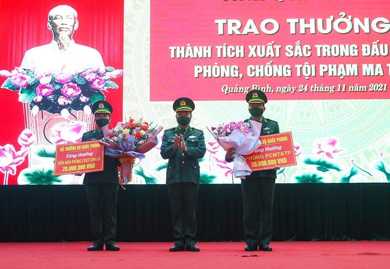 Đại tá Trịnh Thanh Bình, Chỉ huy trưởng Bộ Chỉ huy Bộ đội Biên phòng Quảng Bình trao Thư khen và khen thưởng hai đơn vị chủ trì phá án.