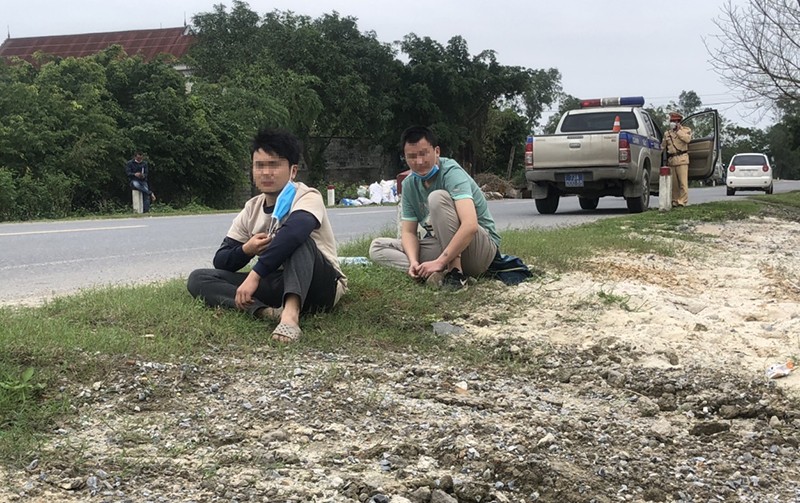 CSGT Công an tỉnh đã phát hiện và bắt giữ 2 đối tượng mang quốc tịch Trung Quốc khi đang bỏ trốn tại địa phận xã Cam Thủy, huyện Lệ Thủy.