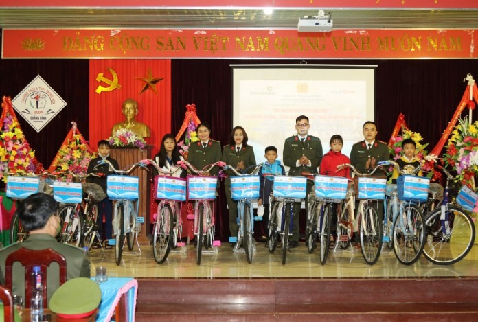 Đoàn thanh niên – Hội Phụ nữ An ninh nhân dân III trao tặng xe đạp cho các em học sinh.