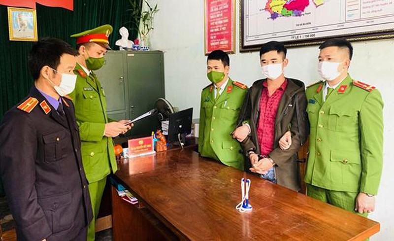Cơ quan CSĐT Công an huyện Quảng Trạch tống đạt quyết định khởi tố và lệnh bắt tạm giam đối với Lê Xuân Dũng.