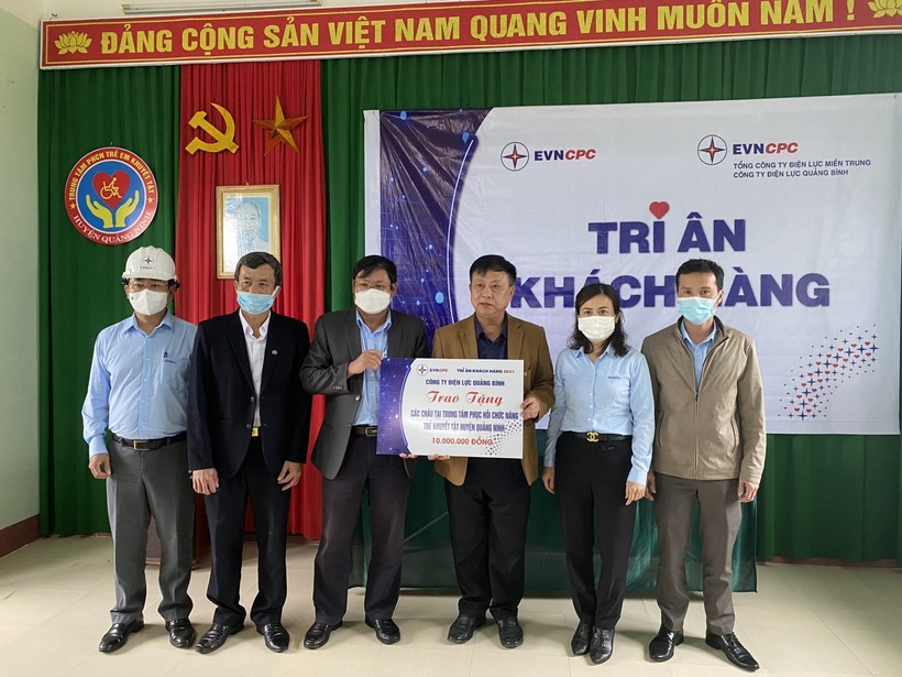  PC Quảng Bình đã trao tặng 50 suất quà với tổng trị giá 10 triệu đồng cho các cháu tại Trung tâm Phục hồi chức năng trẻ khuyết tật Hiền Ninh.