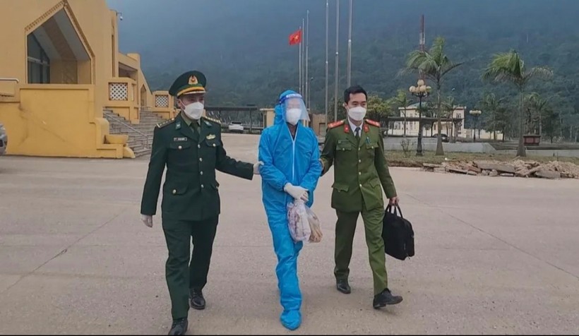 Đối tượng Trần Vinh bị bắt giữ khi đang làm thủ tục nhập cảnh từ Lào về Việt Nam qua Cửa khẩu Quốc tế Cha Lo.