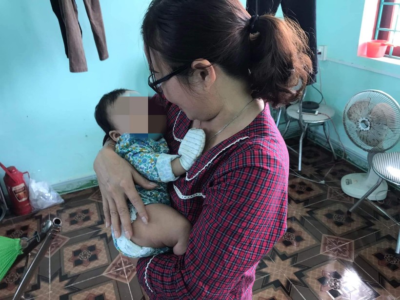 Cháu bé đang được chăm sóc, theo dõi sức khỏe tại trạm y tế phường Quảng Thọ, thị xã Ba Đồn.