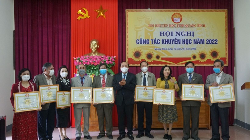 Các cá nhân và đại diện các tập thể nhận bằng khen của Hội Khuyến học Việt Nam.