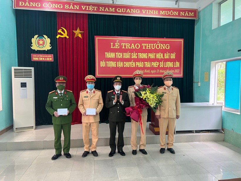 Giám đốc công an tỉnh Quảng Bình thưởng nóng cho cho Phòng CSGT và Công an huyện Bố Trạch cùng tổ công tác của Phòng CSGT.