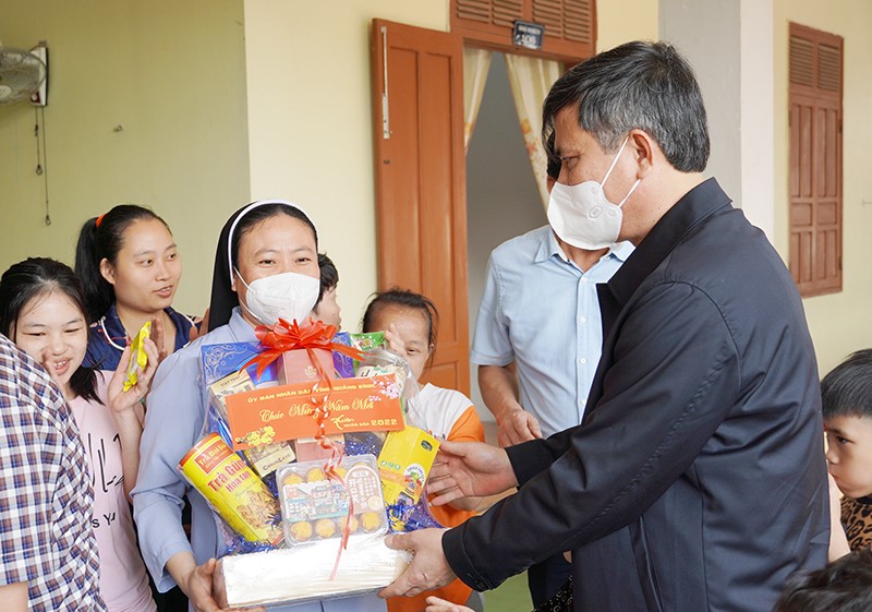  Chủ tịch UBND tỉnh Quảng Bình thăm và tặng quà cho Mái ấm hy vọng Vincent, thuộc dòng tu Mến Thánh giá Hướng Phương (xã Quảng Phương, Quảng Trạch).