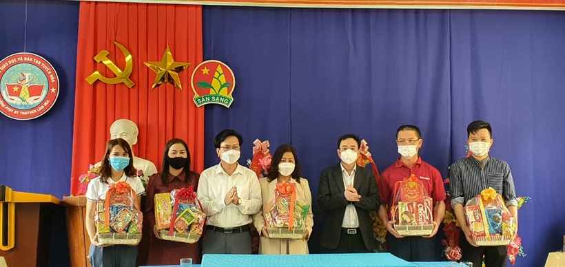 Sở GD&ĐT Quảng Bình thăm và tặng quà Tết đến giáo viên và học sinh vùng cao, biên giới.