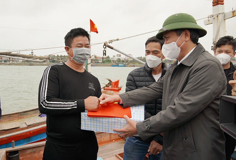 Chủ tịch UBND tỉnh Quảng Bình - Trần Thắng thăm, tặng quà động viên ngư dân trước chuyến đi biển đầu năm (Ảnh: A.T).
