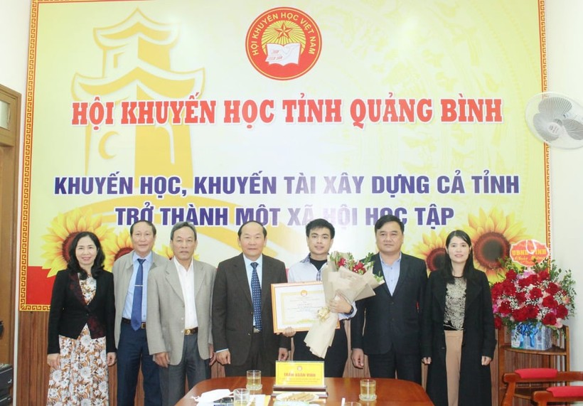 Hội Khuyến học tỉnh Quảng Bình đã trao tặng Giấy khen cho em Trương Quốc Thái vì đạt giải Nhất tuần cuộc thi đường lên đỉnh Olympia.