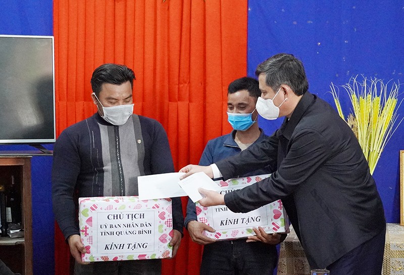 Chủ tịch UBND tỉnh Quảng Bình thăm, tặng quà động viên các chủ tàu cá đã kịp thời hỗ trợ, cứu hộ 11 thuyền viên gặp nạn (Ảnh: A. T)