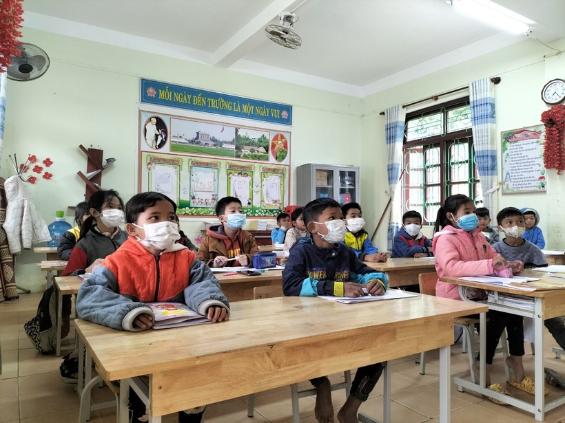 Các trường học miền núi Quảng Bình đã lùi thời gian học để đảm bảo an toàn cho học sinh khi đến lớp trong thời tiết giá rét.