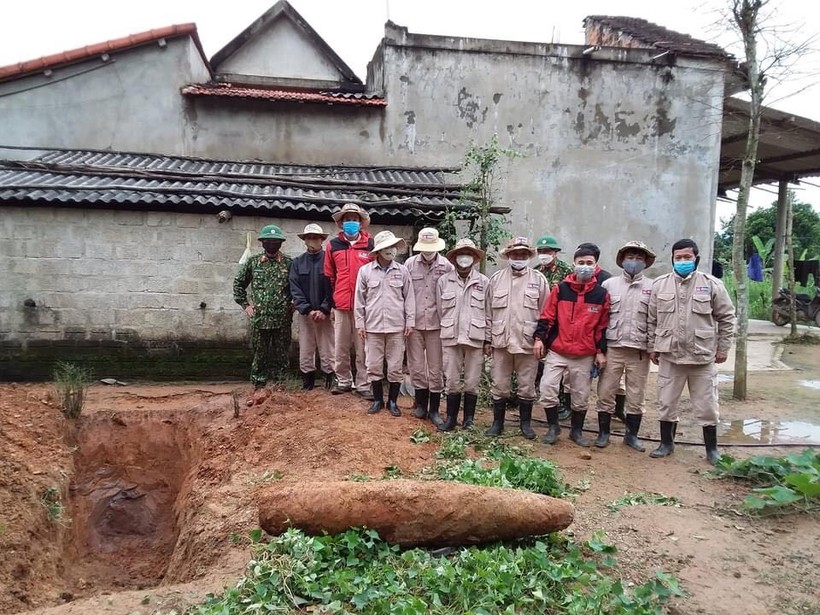 Quả bom nặng 230kg được phát hiện trong vườn một nhà dân tại xã Cự Nẫm, huyện Bố Trạch.