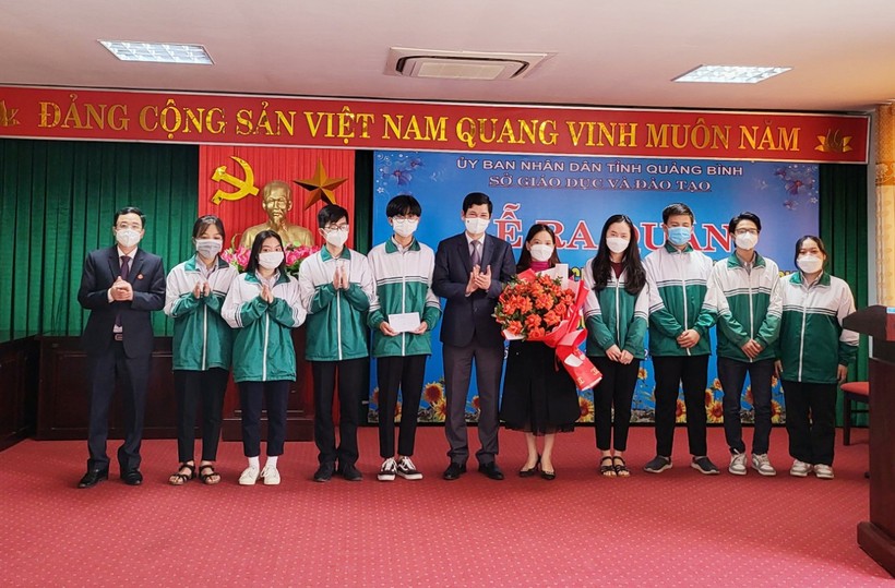 Phó Chủ tịch UBND tỉnh Quảng Bình - Hồ An Phong và đại diện lãnh đạo Sở GD&ĐT tặng quà động viên các đội tuyển tham dự Kỳ thi chọn học sinh giỏi Quốc gia năm 2021-2022.