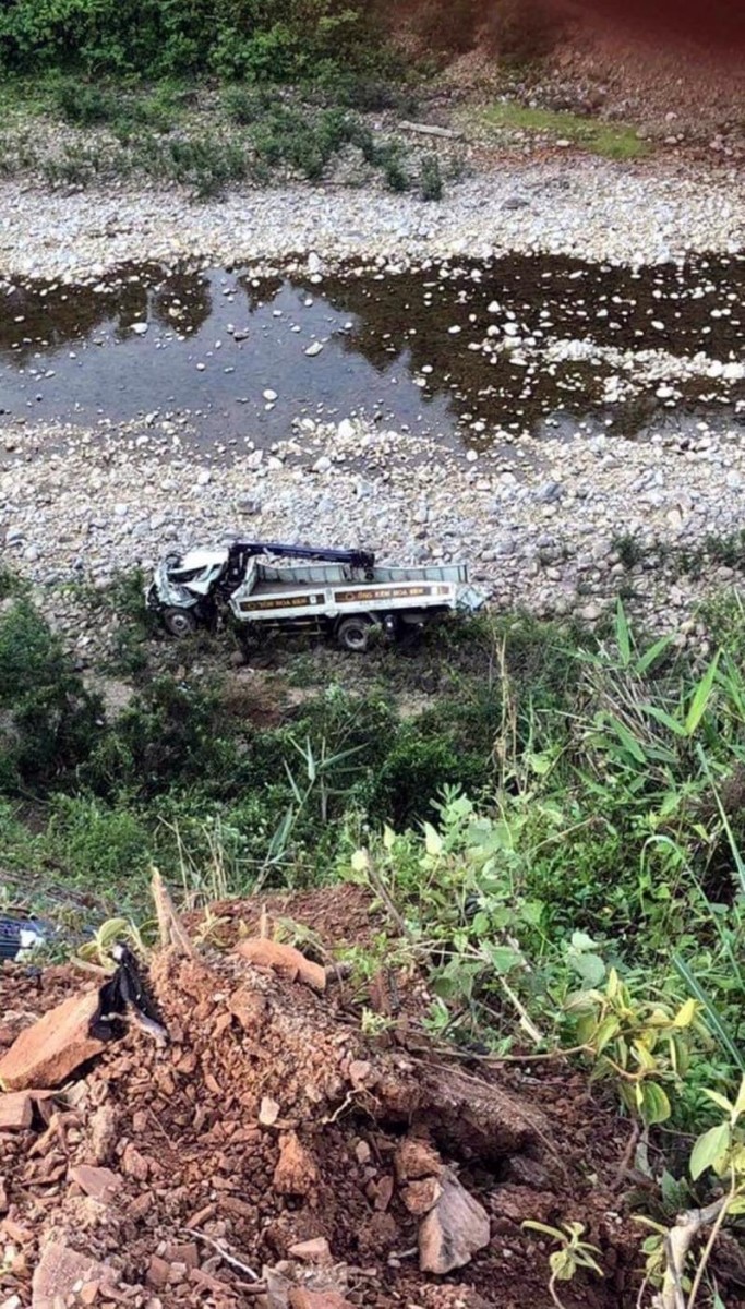 Chiếc xe bị chết máy rồi lao xuống vực sâu khoảng 60m khiến tài xế tử vong.