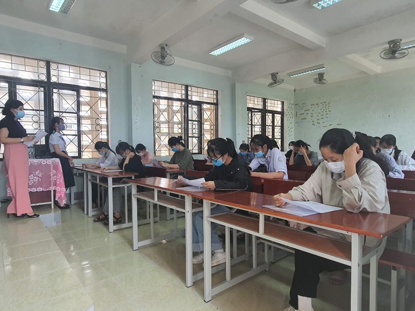Việc tuyển sinh vào lớp 10 THPT, THCS, THPT ở Quảng Bình được thực hiện trên phạm vi toàn tỉnh; phương thức tuyển sinh kết hợp thi tuyển và xét tuyển.