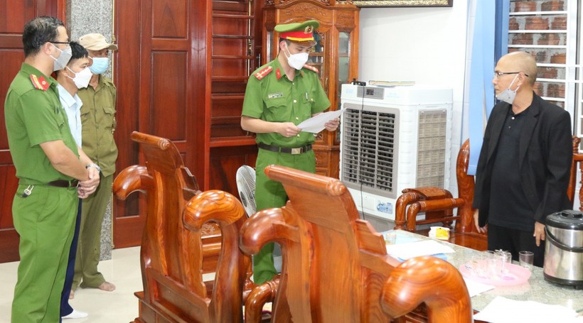 Cơ quan chức năng tống đạt quyết định tạm giữ đối với Nguyễn Hùng Quân.