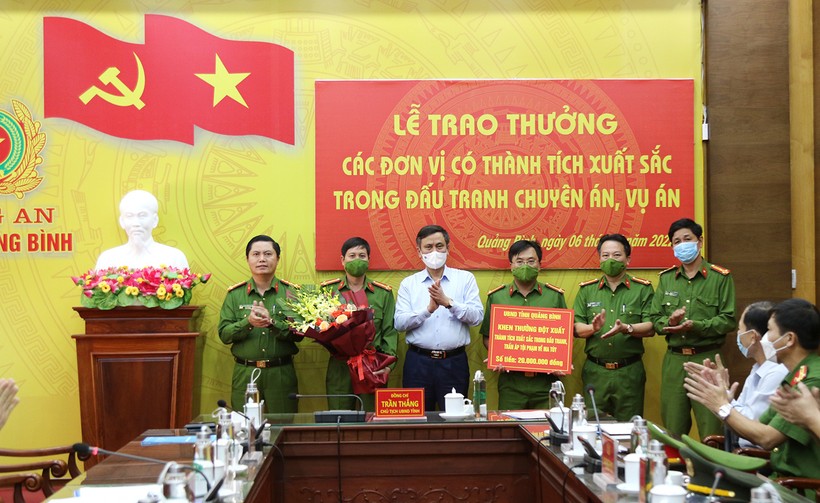 Chủ tịch UBND tỉnh Quảng Bình - Trần Thắng tặng hoa chúc mừng, thưởng nóng cho Phòng Cảnh sát điều tra tội phạm về ma túy.