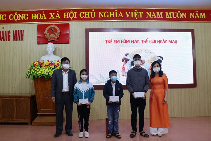 Điện lực Quảng Bình trao tiền hỗ trợ cho 3 học sinh có hoàn cảnh khó khăn tại huyện Quảng Ninh.