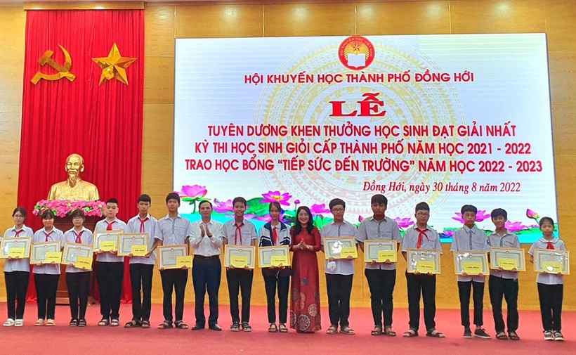 Gần 130 suất khen thưởng, học bổng đã được Hội Khuyến học thành phố Đồng Hới (Quảng Bình) dành tặng động viên, khích lệ các em học sinh trước thềm năm học mới.