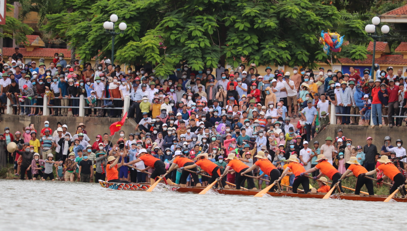 Lễ hội đua, bơi thuyền truyền thống trên sông Kiến Giang năm nay có sự tham dự của 24 thuyền bơi nam và 9 thuyền đua nữ.