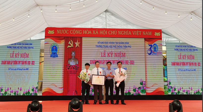 Trường THPT Trần Phú vinh dự đón nhận Bằng khen của Bộ trưởng Bộ Giáo dục và Đào tạo.