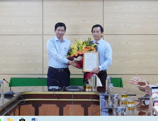 Phó Chủ tịch UBND tỉnh Hồ An Phong trao quyết định bổ nhiệm và tặng hoa chúc mừng ông Nguyễn Đình Hải, Phó Giám đốc Sở Giáo dục và Đào tạo.