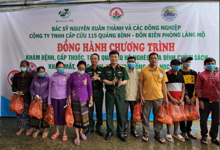 Đoàn công tác của Bệnh viện Quân y 175, Công ty TNHH cấp cứu 115 Quảng Bình trao tặng nhiều suất quà đến học sinh và người dân tại xã Trường Sơn.