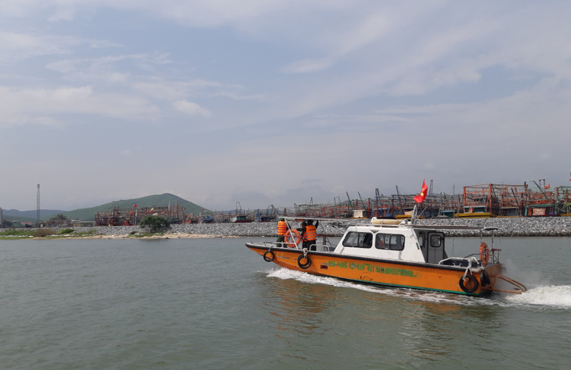 Bộ đội Biên phòng Quảng Bình đã tiến hành hỗ trợ tìm kiếm thuyền viên mất tích.