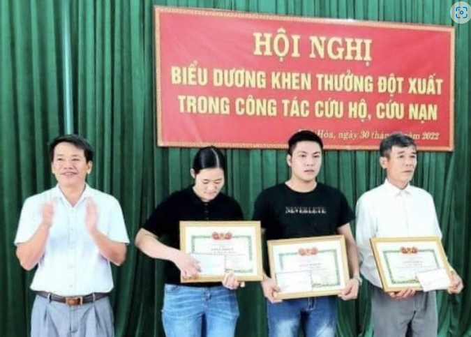 UBND xã Phù Hoá đã trao tặng giấy khen và biểu dương các cá nhân đã dũng cảm cứu 2 học sinh đuối nước.