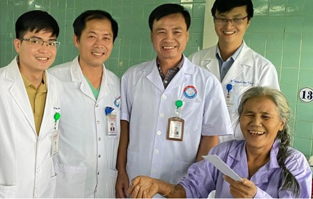 Bác sĩ Nguyễn Đức Cường, Giám đốc Bệnh viện hữu nghị Việt Nam - Cuba Đồng Hới (thứ 2 từ phải sang) thăm hỏi, tặng quà cho bệnh nhân.